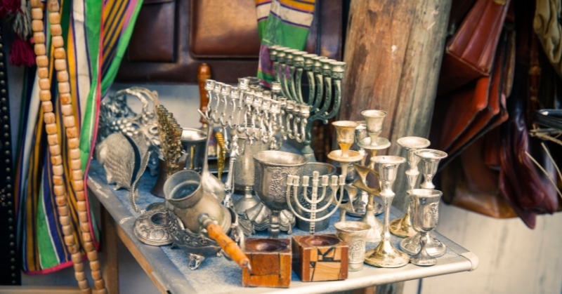 פריטים ישנים על השולחן